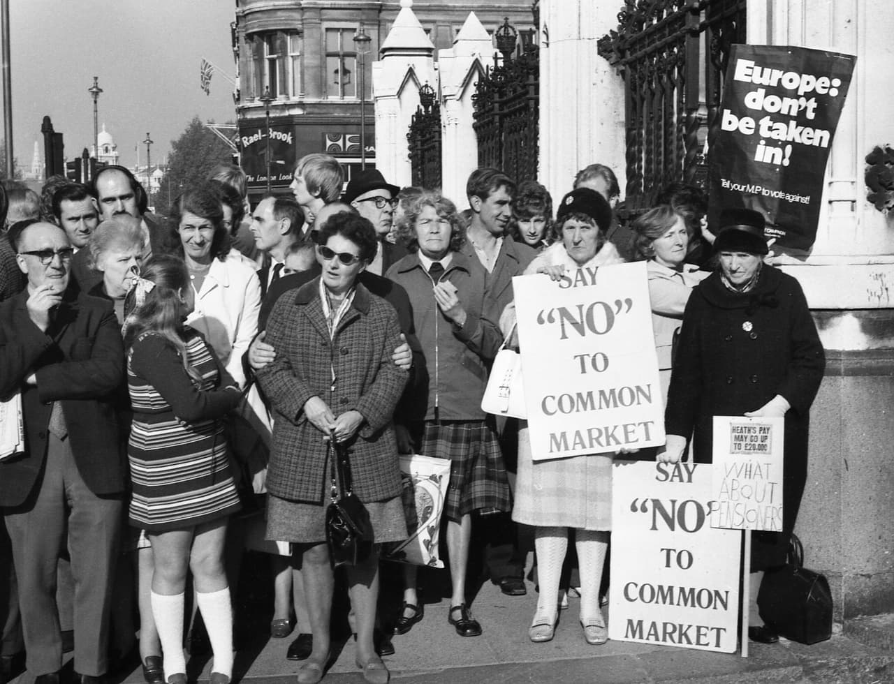 <b>Londres desconfía de la “madurez” de Europa</b>
<br>
<br>La relación entre Reino Unido y el resto de Europa siempre fue complicada, mucho antes del todavía inconcluso Brexit. El 16 de julio de 1969, aunque Londres no era parte de la entonces conocida como Comunidad Económica Europea, el canciller Michael Stewart, dijo en una reunión del mercado común que 
<b>el “espíritu europeo no había madurado” como para pensar que el Parlamento Europeo creado en 1952 fuera elegido por voto popular.</b> Para muchos en aquella reunión, las palabras de Stewart reflejaban la renuencia británica a ceder soberanía para integrarse en el espacio comunitario. 1969 fue crucial: Charles De Gaulle dejó el poder en Francia y con él se fue la fuerza que bloqueaba la entrada de Londres. 
<b>Finalmente Reino Unido se hizo ‘europeo’ en 1972 y dejará de serlo cuando se concluyan las negociaciones del Brexit,</b> el referéndum de 2016 con el que se votó salirse del pacto continental, la vieja aspiración de los ‘euroescépticos británicos’.
<br>