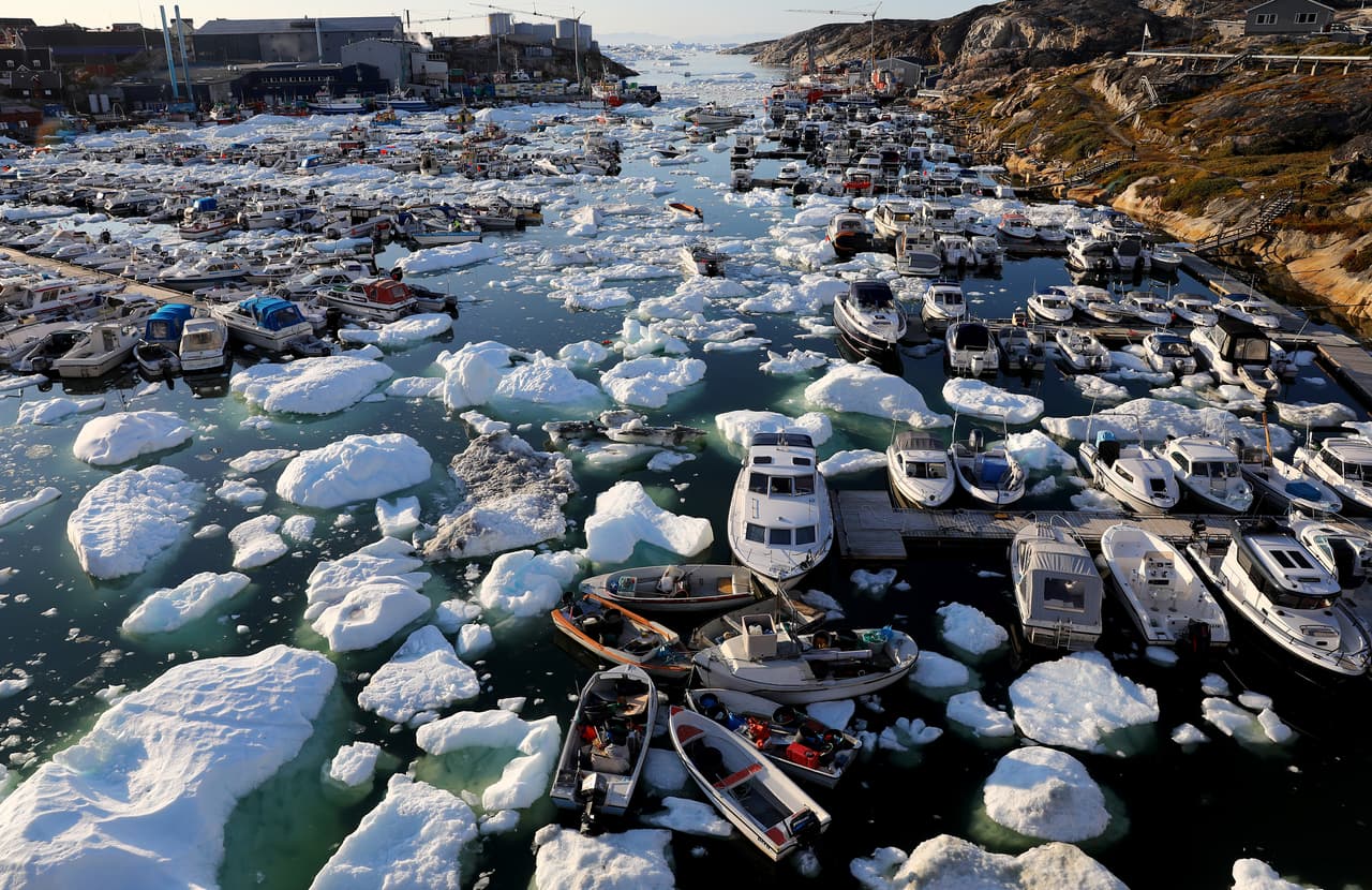<b>Groenlandia se derrite</b>
<br>
<br>Hielo flotando junto a los barcos en un puerto de Ilulissat, Groenlandia, en septiembre de 2021. Este año la isla registró uno de los deshielos más grandes en su historia. Investigadores daneses estimaron que solo en julio se derritió suficiente hielo como para cubrir todo el estado de Florida con dos pulgadas de agua. 
<br>
<br>Desde finales del siglo XIX 
<a href="https://www.un.org/en/climatechange/what-is-climate-change"><u>la temperatura en la superficie del planeta ha aumentado</u></a> aproximadamente 1.62 grados Fahrenheit (0.9 grados Centígrados).