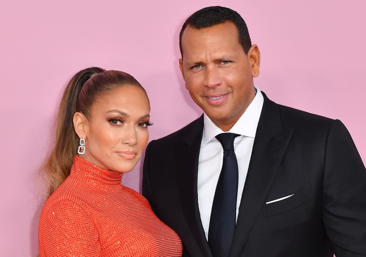 El anuncio lo hicieron el jueves 15 de abril y aclararon que
<b><a href="https://www.univision.com/famosos/jennifer-lopez-exnovias-de-alex-rodriguez-fotos" target="_blank">seguirían como "buenos amigos". </a></b>
<br>