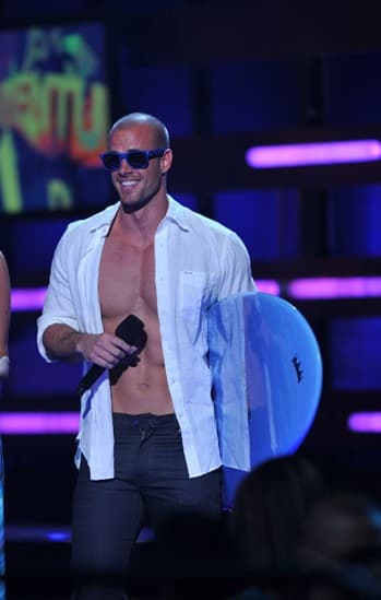 Muy buena elección para haber sido la primera vez que condujo el show, se nota que se sintió muy cómodo.