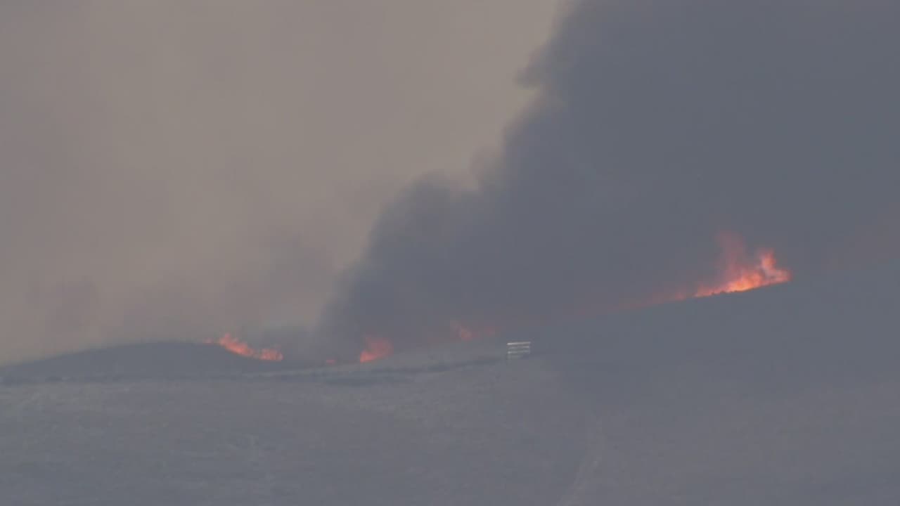 El incendio 
<a href="https://www.univision.com/local/los-angeles-kmex/incendio-blue-ridge-fuera-de-control-ha-consumido-15-200-acres-y-amenaza-cientos-de-casas-en-el-sur-de-california">Blue Ridge</a> estalló en Corona el lunes 26 de octubre y desde entonces sus llamas se han propagado rápidamente por San Bernardino y el condado de Orange. Las llamas han dejado perdidas millonarias con varias casas destruidas y más de 14,000 acres quemados.
