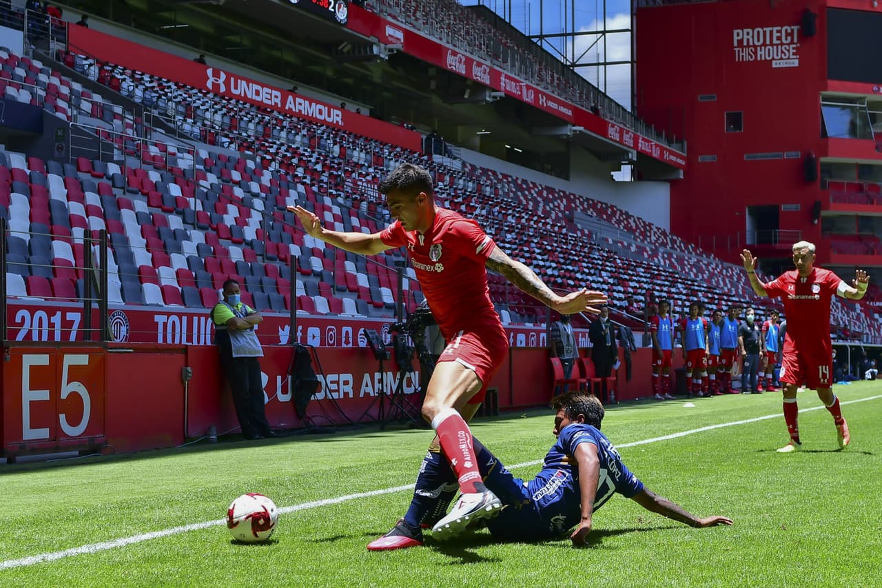 El medio campo se rompe y el partido se torna de ida y vuelta con mucho peligro en ambas porterias.