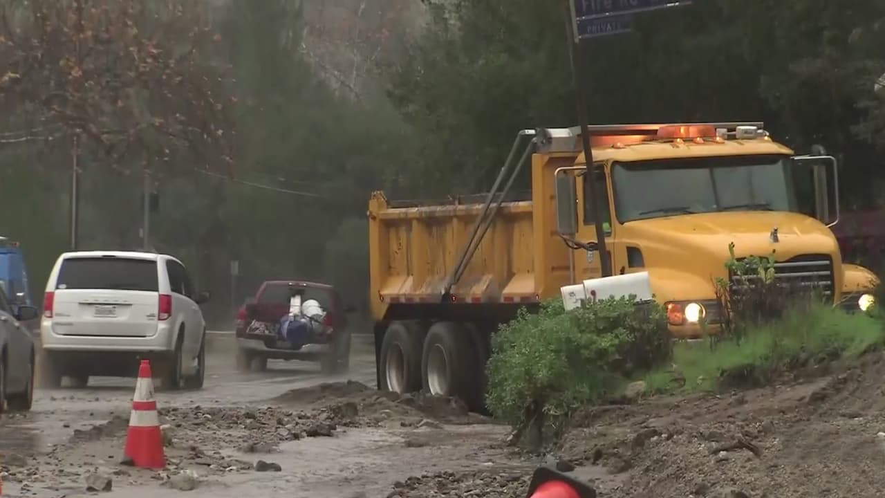 La primera tormenta provoca deslaves y el cierre de autopistas en Los Ángeles