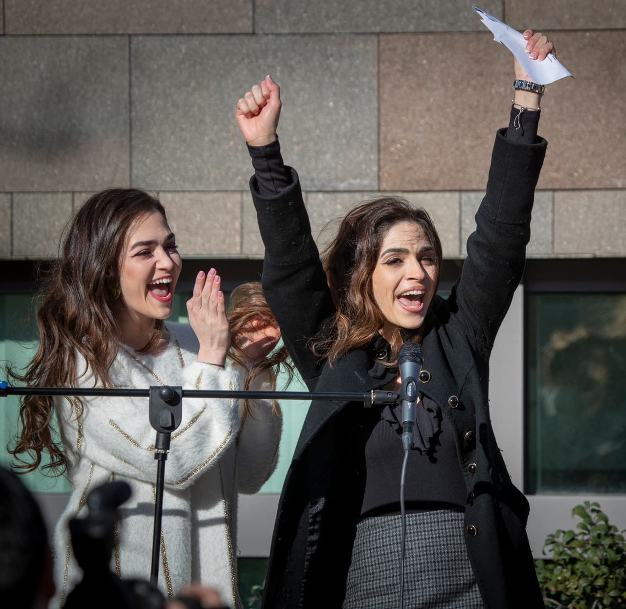 Nadia Zuabi, con los brazos en alto, celebra que estudiará su posgrado en medicina de emergencia en el centro médico de la Universidad de California en Irvine.