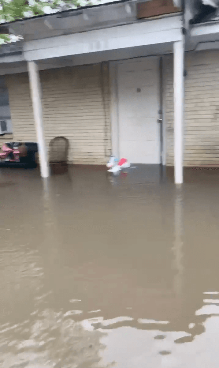En el condado de Kaufman, las fuertes lluvias provocaron inundaciones. Estas imágenes las envió Carlos Muro Rincón, desde su hogar que fue impactado por estas inundaciones.