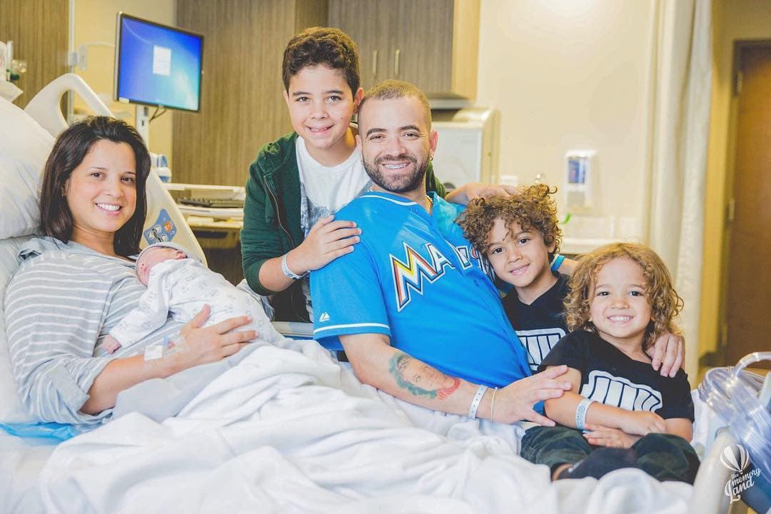 Matías Mendoza, el cuarto hijo de Nacho, recibió a toda la familia en su habitación el día de su nacimiento el 27 de junio pasado.