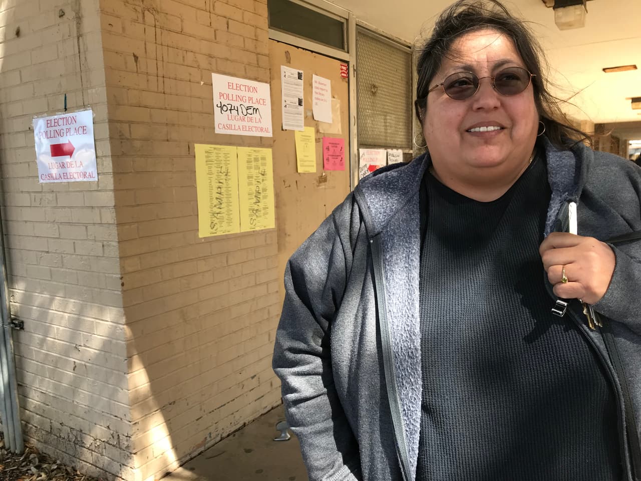 Diana Ortiz, de 54 años, se acercó a este centro de votación en Dallas porque siente que las primarias son una forma de hacer oír su voz. Participó en las primarias demócratas porque quiere una reforma migratoria que ofrezca un camino a la ciudadanía, mejores condiciones para quienes enfrentan deudas universitarias y opciones de cobertura médica, señaló.