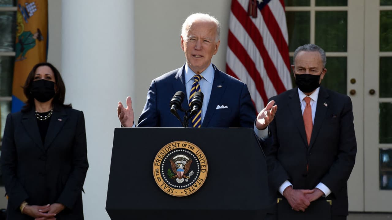 En video. “La ayuda ha llegado”: la administración Biden-Harris celebra la aprobación del proyecto de ley de alivio. Tanto el presidente como la vicepresidenta calificaron de “histórico” y transformador el Plan de Rescate estadounidense de $1.9 billones en un evento en el Jardín de las Rosas de la Casa Blanca.