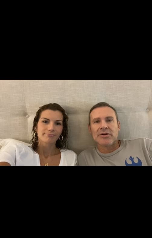 El presentador de 
<b><a href="https://www.univision.com/shows/despierta-america" target="_blank">Despierta América</a></b> y su esposa Cristy Bernal permanecen en casa aislados y a la espera de una completa recuperación. El sábado 18 
<b><a href="https://www.univision.com/shows/despierta-america/hacia-adelante-alan-tacher-y-cristy-bernal-agradecen-todo-el-amor-y-dicen-como-les-afecta-el-covid-19-video" target="_blank">agradecieron a sus fans</a></b> las muestras de cariño. 
<br>