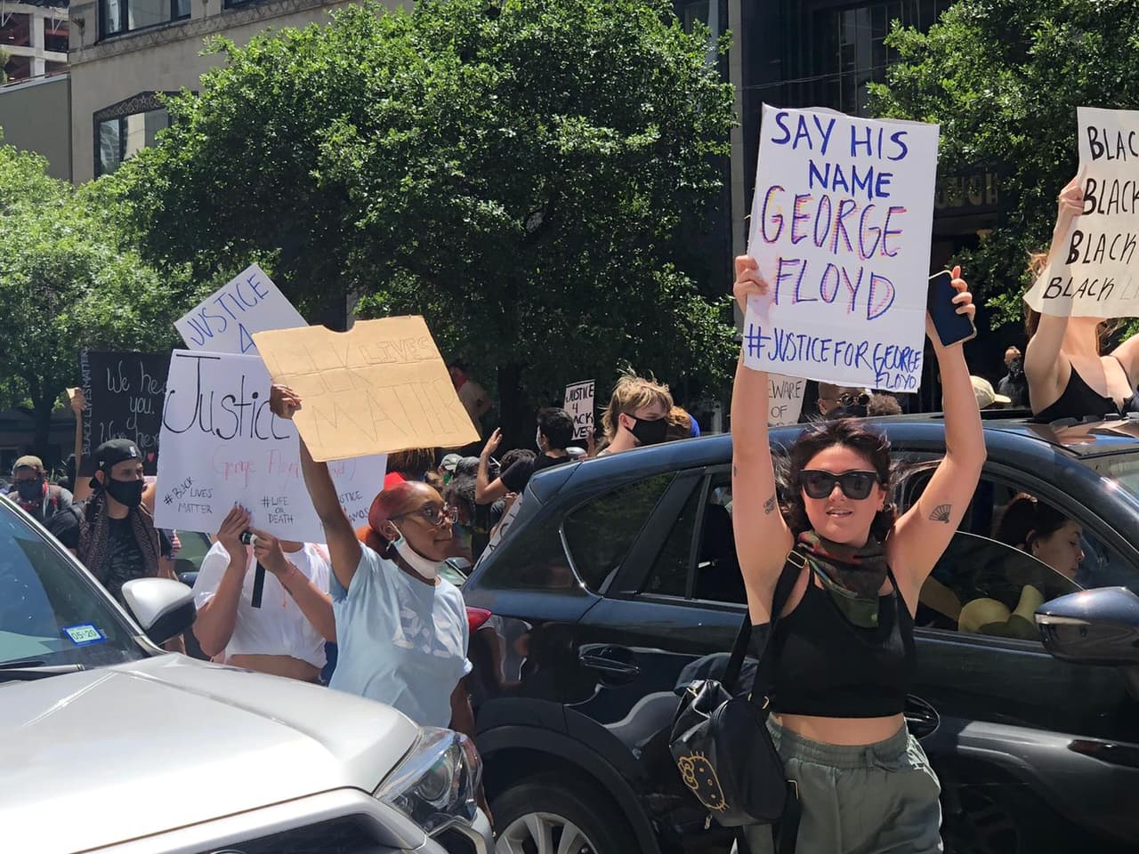 Por su parte, el gobernador de Texas, Greg Abbott, anunció este sábado que pondrá recursos estatales a disposición de las ciudades para ayudar a controlar las protestas locales contra la violencia policial.