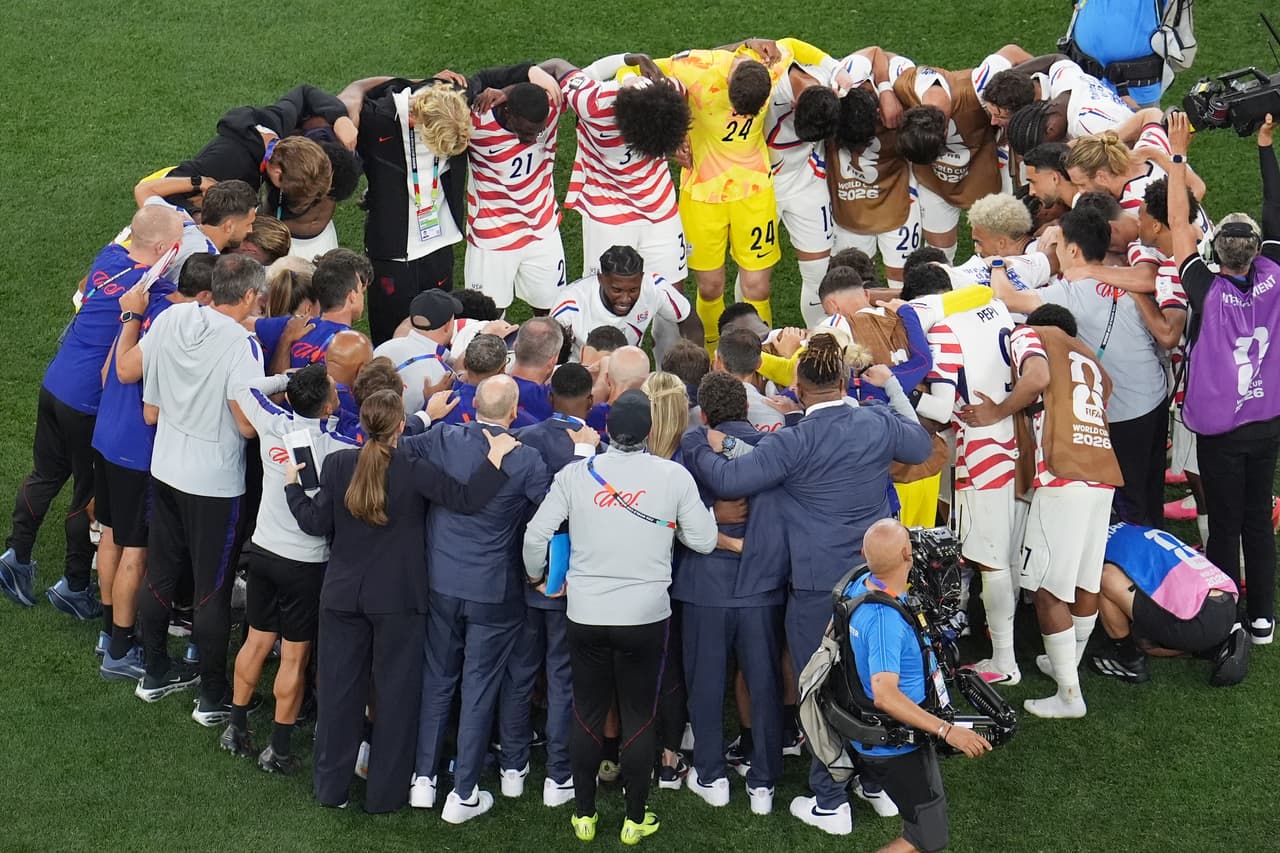 Los integrantes de la selección de Estados Unidos se abrazan tras derrotar a Paraguay.