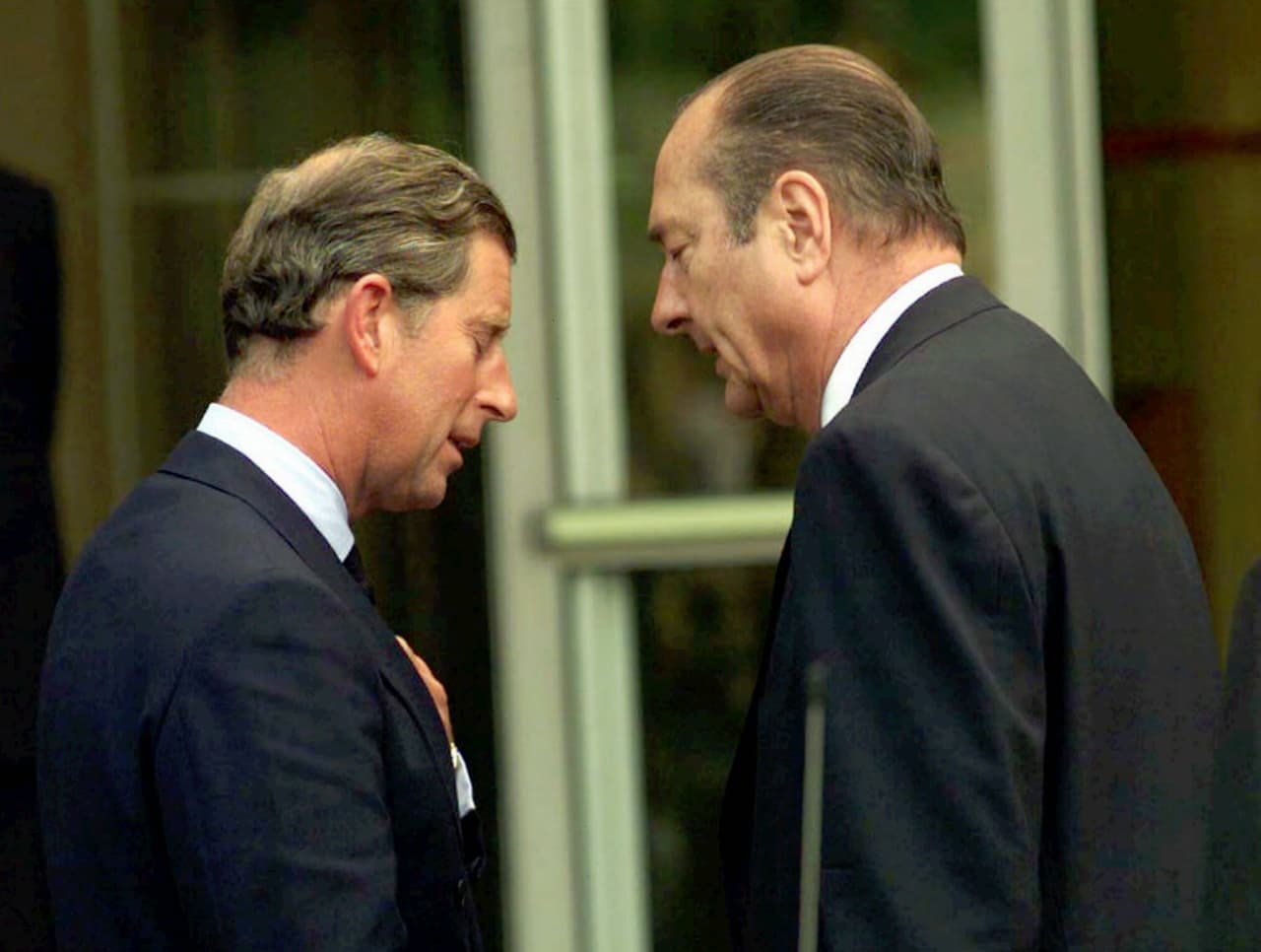 El príncipe Carlos se reúne con quien era el presidente francés en 1997, Jacques Chirac, a la entrada del hospital Pitie Saltpetriere el domingo 31 de agosto de ese año. Fue en ese centro médico donde Lady Diana murió tras el accidente de tráfico.
