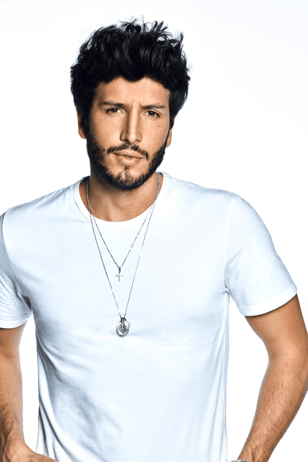 <b>Sebastián Yatra</b> tendrá su debut como conductor en Premios Juventud 2020 al sumarse al elenco de hosts.