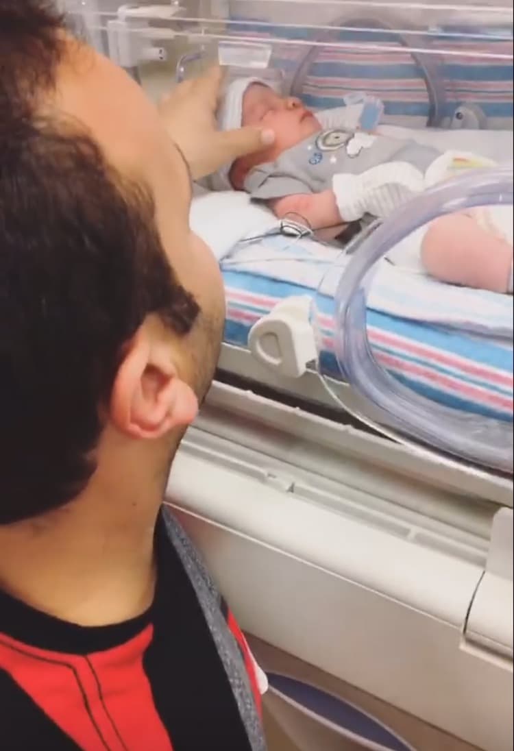 Carlitos acaricia y contempla a su bebé a todas horas
<br>