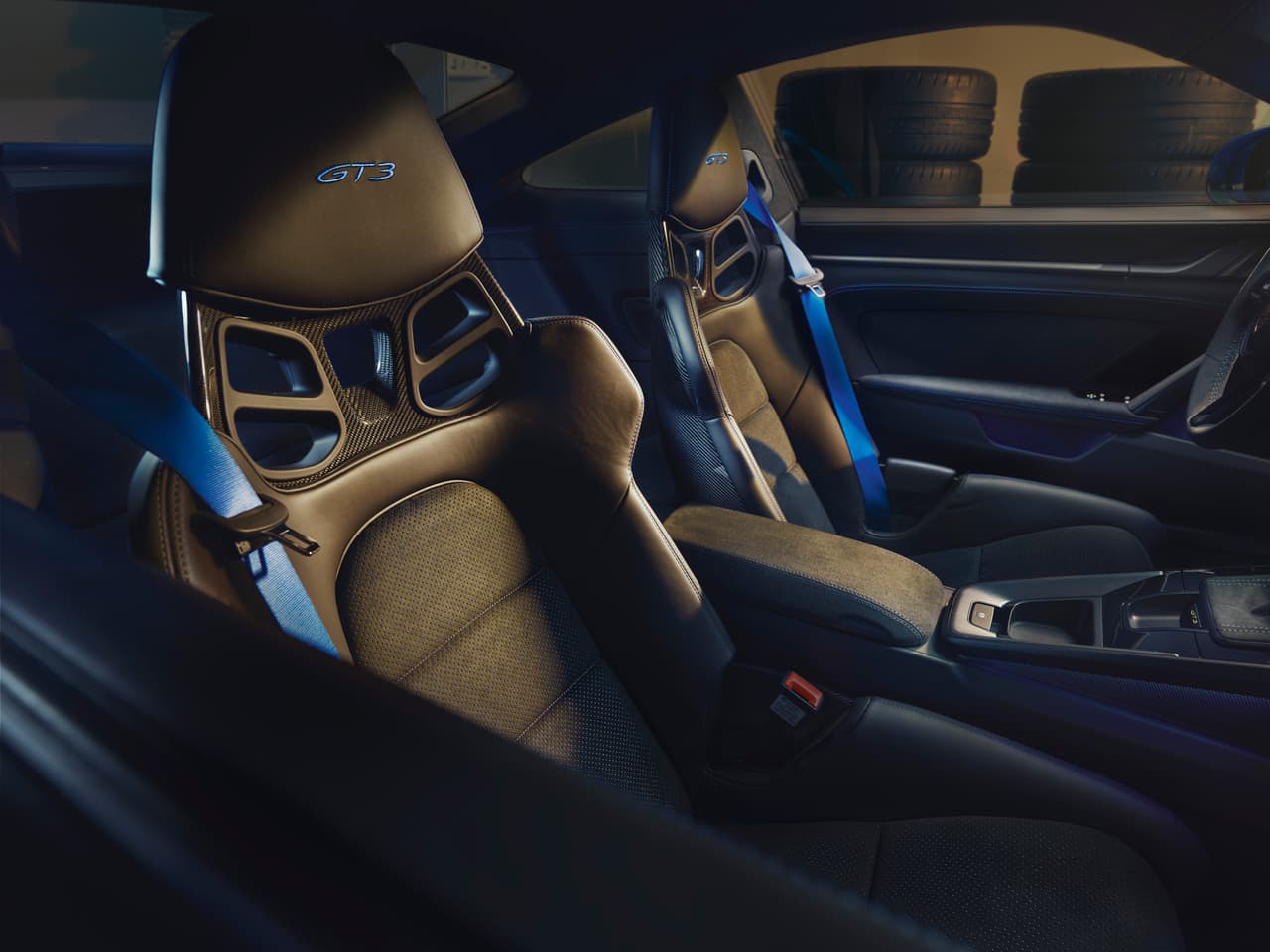 Los asientos opcionales son de fibra de carbono, los cuales son 26 libras mas livianos que los de serie.