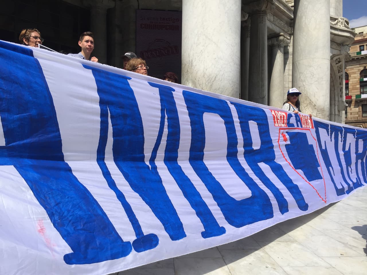 Una porra de un equipo de fútbol profesional se ha dado cita en Bellas Artes, para rendir homenaje al músico.