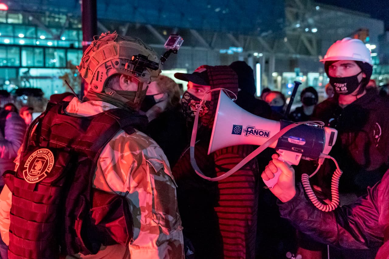 En Detroit, Michigan, un estado que las proyecciones le han dado a Joe Biden después de horas inclinado hacia Trump, seguidores del actual presidente se encontraron con contramanifestantes frente al TCF Center, en donde se sigue efectuando el conteo.