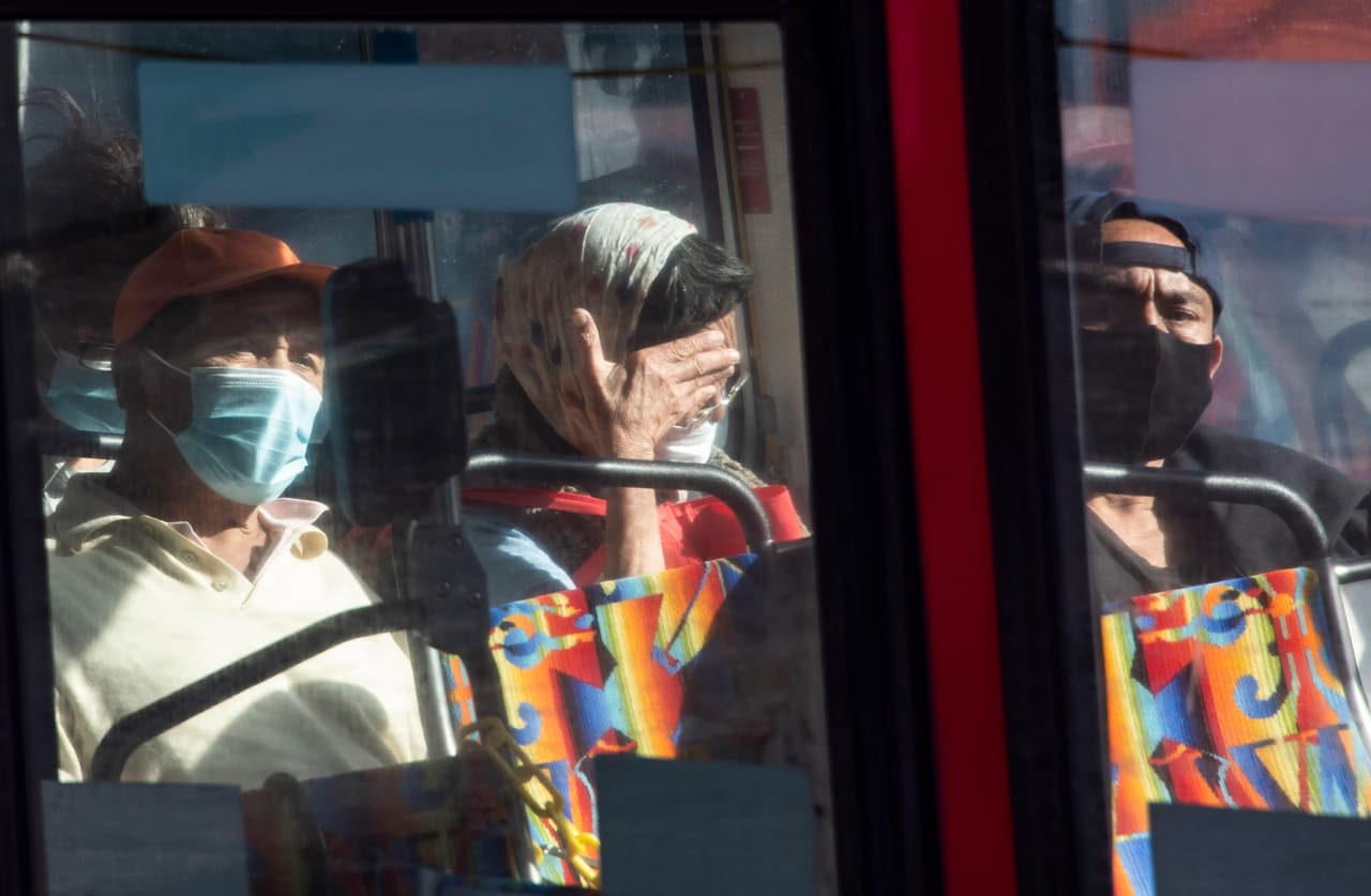 "Sabemos que el gran aumento de infecciones es a causa de las reuniones, frecuentemente entre personas que no muestran síntomas. De hecho, 
<b>el 10% de personas positivas en el condado habían estado en una reunión con más de 10 personas en la semana anterior</b>", dijo Garcetti, quien además indicó que "estas reuniones están causando pequeños brotes que pronto se pueden extender por toda la ciudad".