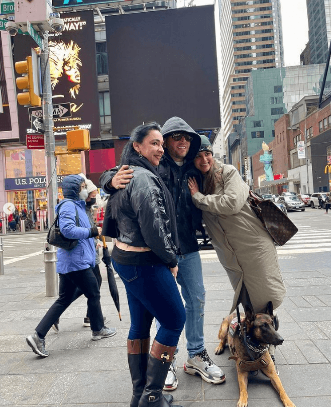 Aquí vemos a la linda pareja en compañía de la mamá de Clarissa y el fiel Aris.