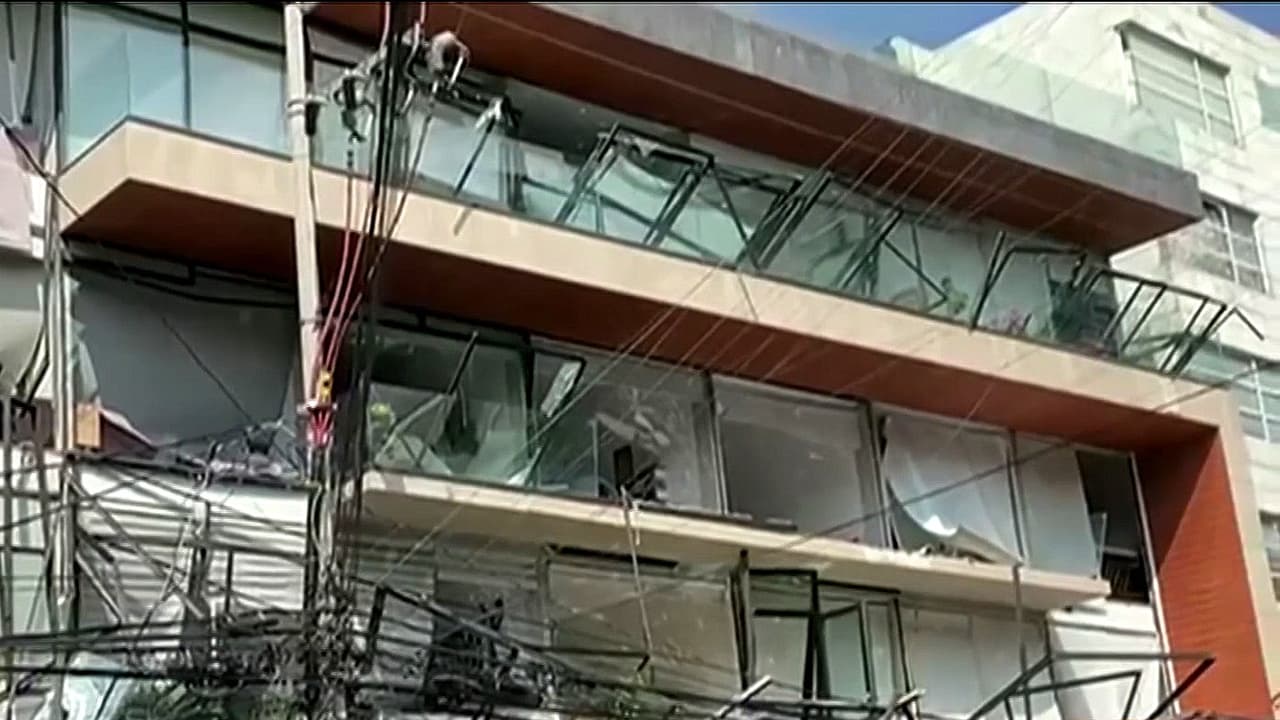 Los equipos de protección civil han permitido que los inquilinos saquen sus pertenencias básicas como documentos, joyería, entre otras cosas, informó un vecino.
<br>