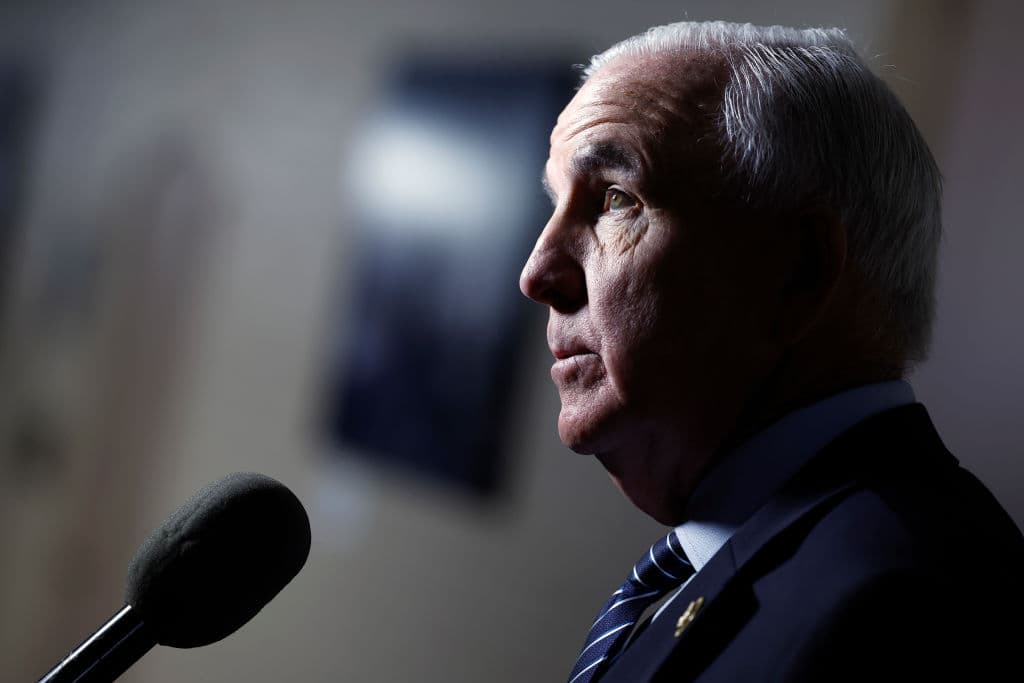 <i><b>“Le dijimos por qué estamos teniendo problemas con lo que están haciendo con cubanos, venezolanos y haitianos que viven en el condado de Miami-Dade. Por eso han visto cierto cambio en el tono del presidente Trump”</b></i>
<b>, Rep. Carlos Giménez. </b>Cubanos, venezolanos y haitianos, que ayudaron a que Miami-Dade votara republicano, están entre los más afectados.