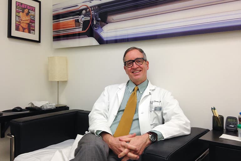 El urólogo Paul Turek tiene clínicas en San Francisco y Beverly Hills. Dice que los grupos de amigos que van juntos a hacerse el procedimiento parecen recuperarse más rápido.