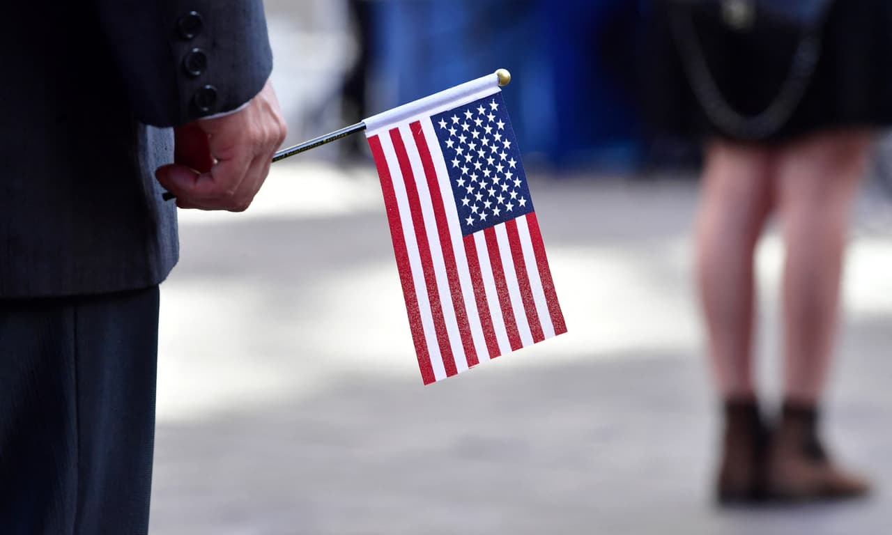 Lo despojan de la ciudadanía tras descubrirse que mintió en la solicitud de naturalización: las claves de este caso