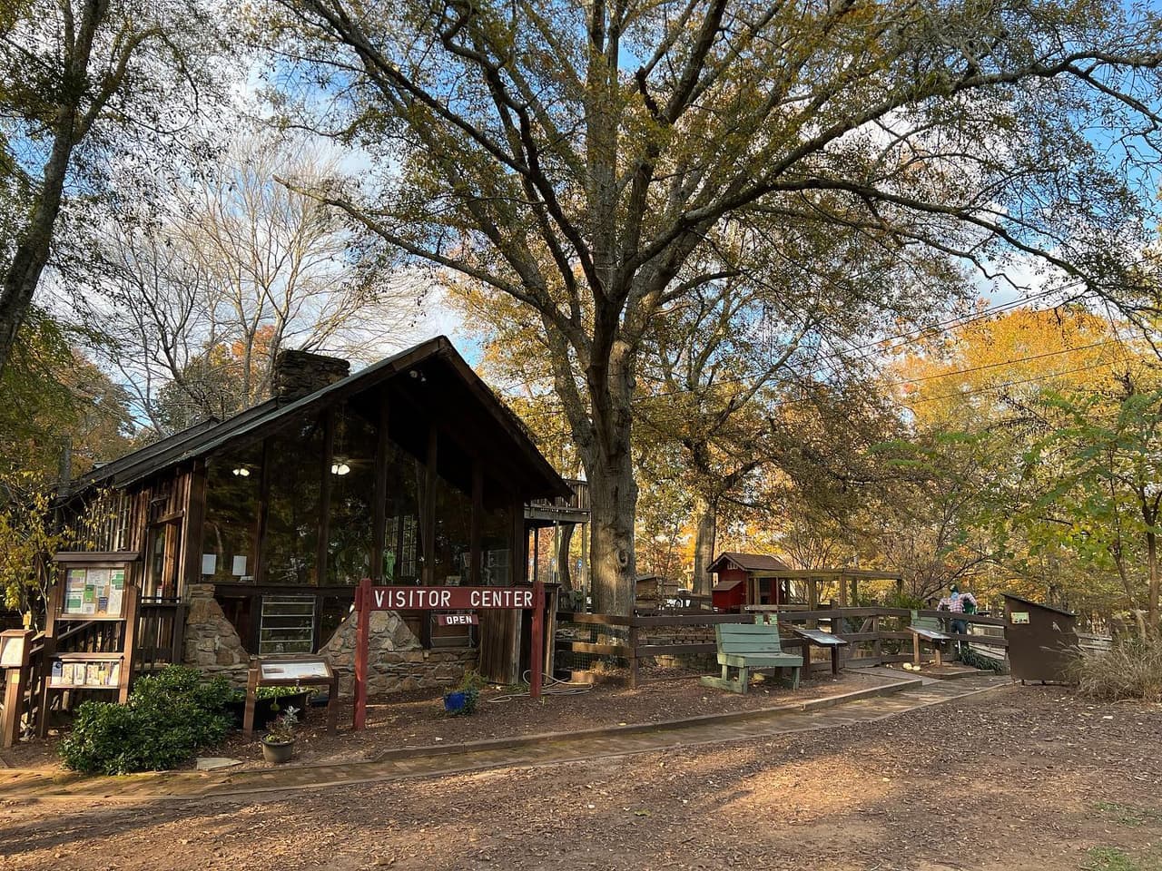 <b>Autrey Mill Nature Preserve and Heritage Center</b>
<br>
<b>Sitio web</b>: 
<a href="https://autreymill.org/">https://autreymill.org/</a> 
<br>
<b><a href="https://maps.app.goo.gl/p9wfy7dV5499TCAd8">Cómo llegar</a> </b>
<br>
<br>En Autrey Mill Nature Preserve and Heritage Center en Johns Creek, puedes caminar tres millas de senderos en 46 acres, ver exhibiciones de animales y recorrer edificios que recuerdan a la Georgia rural en Heritage Village.