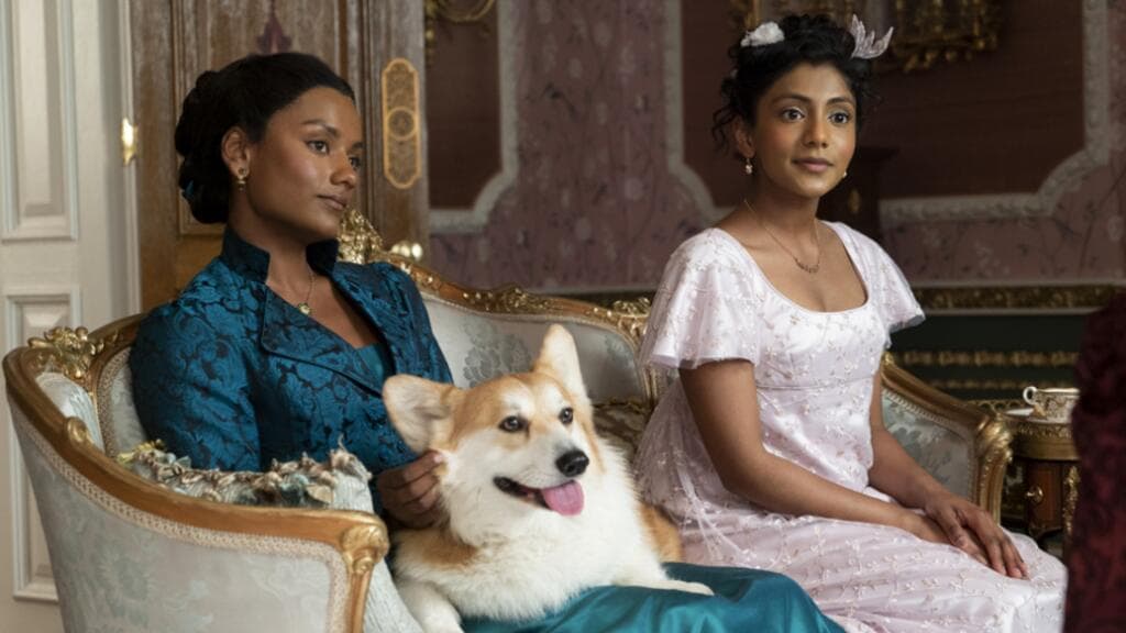Kate (Simone Ashley) e Edwina (Charithra Chandran) em "Bridgerton"