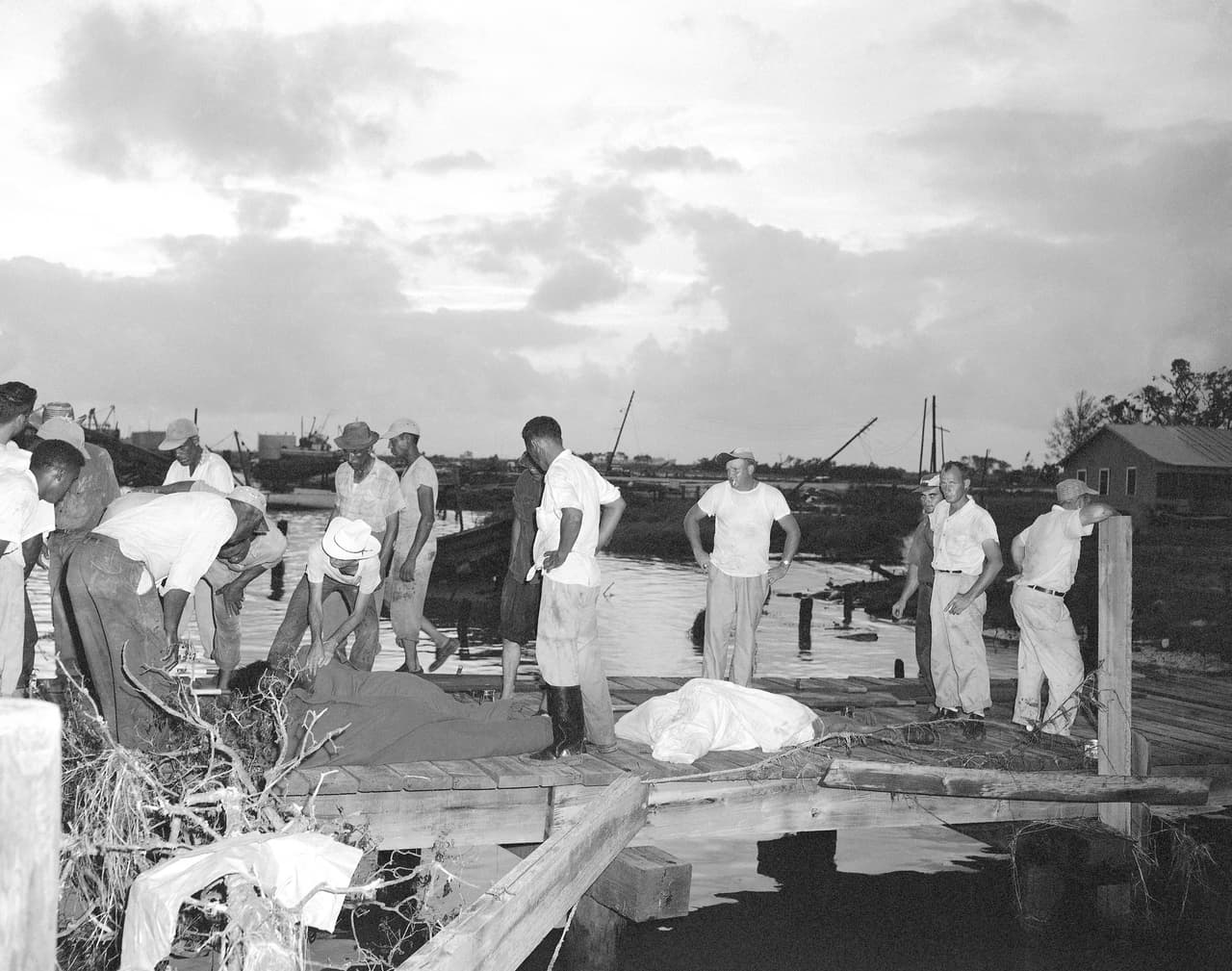 <b>Puesto 8: huracán Audrey. Categoría 4. Junio de 1957. Aproximadamente 416 fallecidos. </b>La tormenta azotó la costa del Golfo de México con sus marejadas ciclónicas que penetraron hasta 20 millas hacia el interior. Tocó tierra cerca de la frontera entre Louisiana y Texas y generó varios tornados que causaron estragos tierra adentro. La fotografía fue tomada en Cameron, Louisiana, después del paso del ciclón.