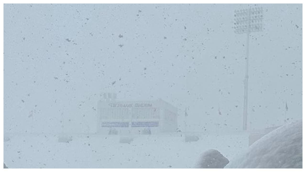 Y las alertas de tiempo invernal todavía están vigentes para más de 6 millones de personas en Nueva York y otros cinco estados: Ohio, Michigan, Indiana, Wisconsin y Pensilvania.