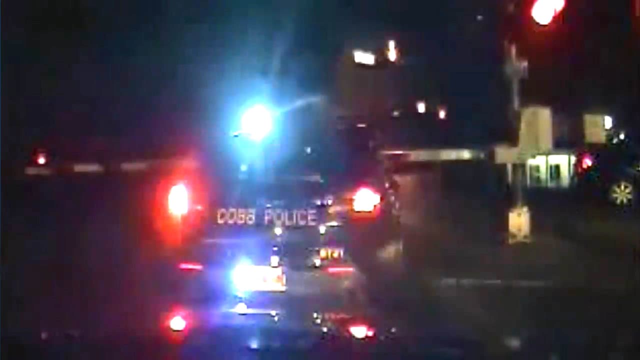 "¡Sácalo del auto!": Policías rescatan a hombre antes de que sea impactado por un tren