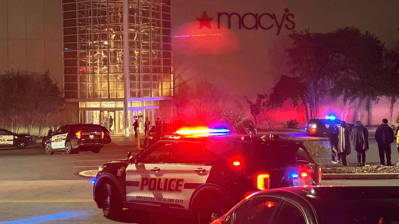 Las unidades de policía están en un estacionamiento del North Star Mall.