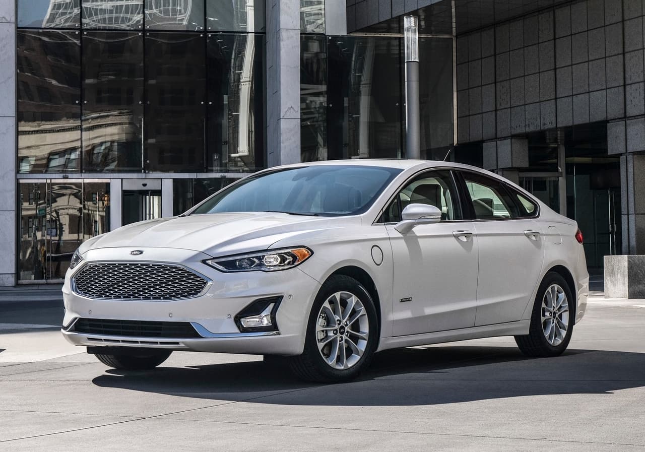 <h3 class="cms-H3-H3"><b>Ford Fusion</b></h3>
<br>
<br>A pesar de que en 2019 lograron vender más de 166,000 unidades dentro de los Estados Unidos, Ford ha decidido dar por terminada la producción del Fusion. Otro sedán que pasa por la guillotina 
<br>