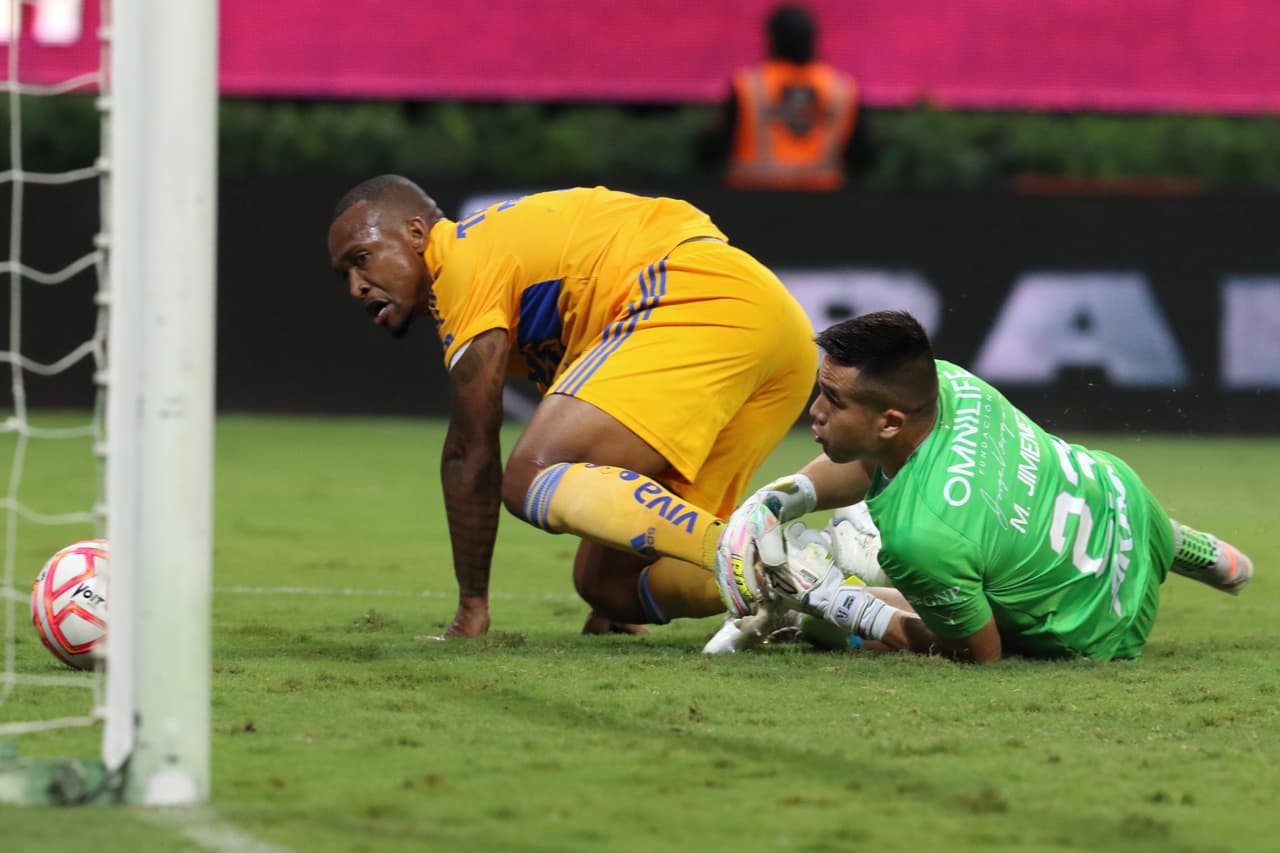 En los últimos 10 minutos, Tigres anotó el cuarto gol gracias a la dupla Carioca-Thauvin, pero casi de inmediato Ángel Zaldívar descontó al techar a Nahuel Guzmán.