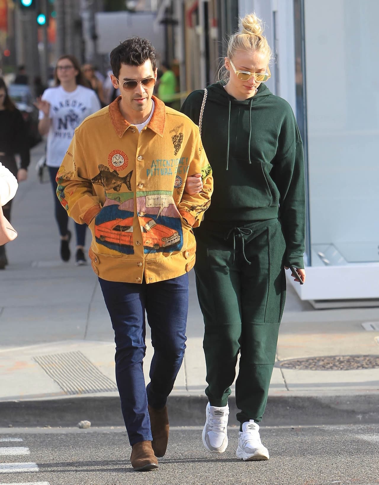 "Ella quiere participar en algunos castings antes de comenzar una familia. En cuanto a Joe, está de gira con sus hermanos y estaría interesado en formar una familia después de esta", declaró.