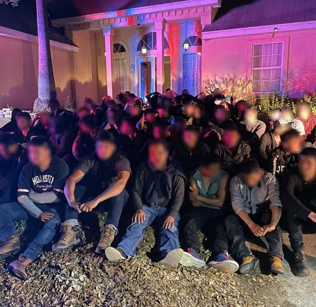 Detienen a 180 indocumentados escondidos en tres viviendas de Laredo, Texas