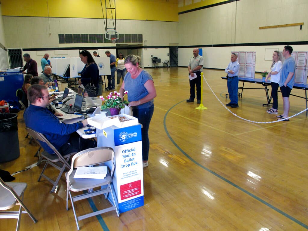 Candidatos de Trump ganan una primaria republicana y pierden otra en Carolina del Sur