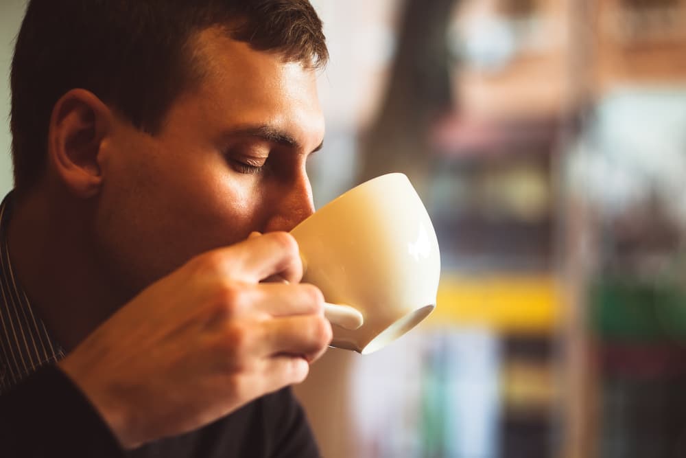 Supongamos un hombre que está en un café un domingo por la mañana, algo aburrido, tomando un desayuno y son las 10 de la mañana. A esa misma hora, en una esquina fuera del café hay un delincuente, un asaltante que está esperando su primera víctima, está a la derecha del café.
<br>