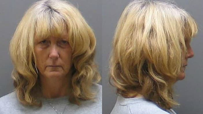 Acusan de intento de asesinato a una mujer que atacó a su esposo con un bate de béisbol