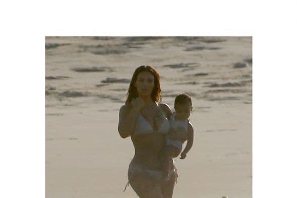 Los momentos más dulces los ha vivido con su mami. Aquí conociendo el mar.