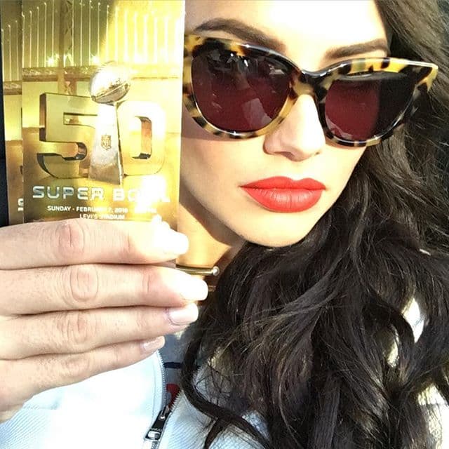 Mostrando sus boletos, ¡presumida!