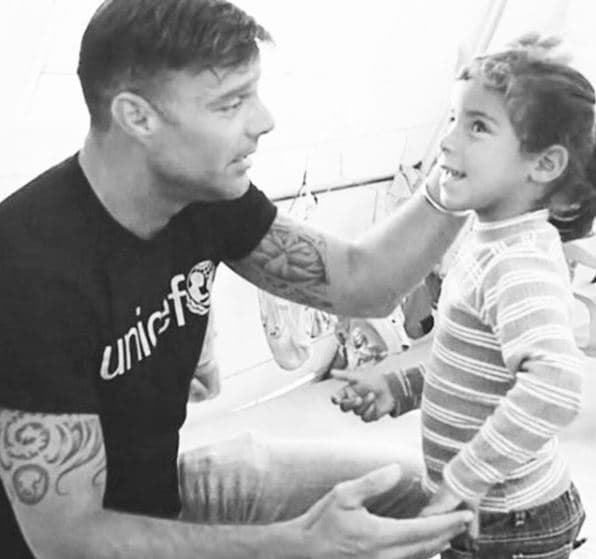 “Esta hermosa criatura de la nada vino corriendo a mí y me da un abrazo tan fuerte. No me soltaba. De más está decir que me robó el corazón. Luego me enteré que desafortunadamente había perdido a su madre y padre en el conflicto”, escribió el cantante en su cuenta de Instagram.