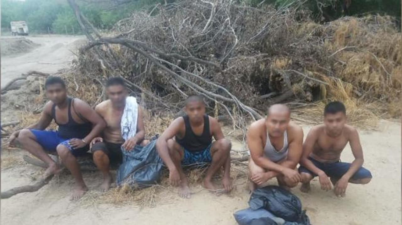 Cinco migrantes de Bangladesh arrestados por agentes de la Patrulla Fronteriza después de cruzar el Río Grande en Texas.