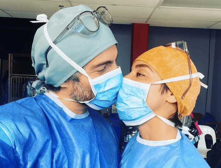 A principios de 2021 comenzaron las especulaciones de que habían 
<a href="https://www.univision.com/famosos/esmeralda-pimentel-y-osvaldo-benavides-regresaron-fotos">retomado su relación</a> por las imágenes que ambos han compartido en redes sociales, como ésta en el set de ‘The Good Doctor’, pero no han hablado al respecto.