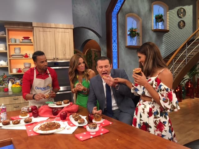 Alan siempre tiene hambre y no pudo resistirse a las divinas rosas de manzanas.