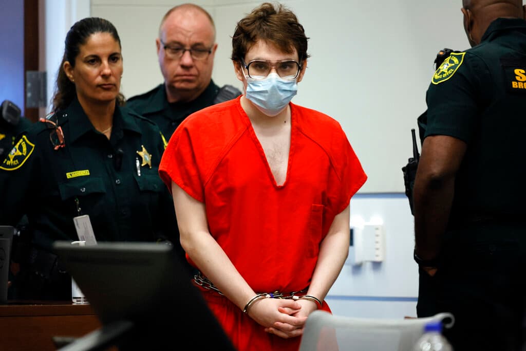 Nikolas Cruz en su audiencia condenatoria en una corte de Fort Lauderdale, Florida, el 1 de noviembre de 2022.