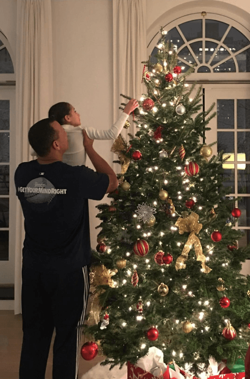 Alex Rodríguez levantó a Emme para que pudiera colocar uno de los adornos.