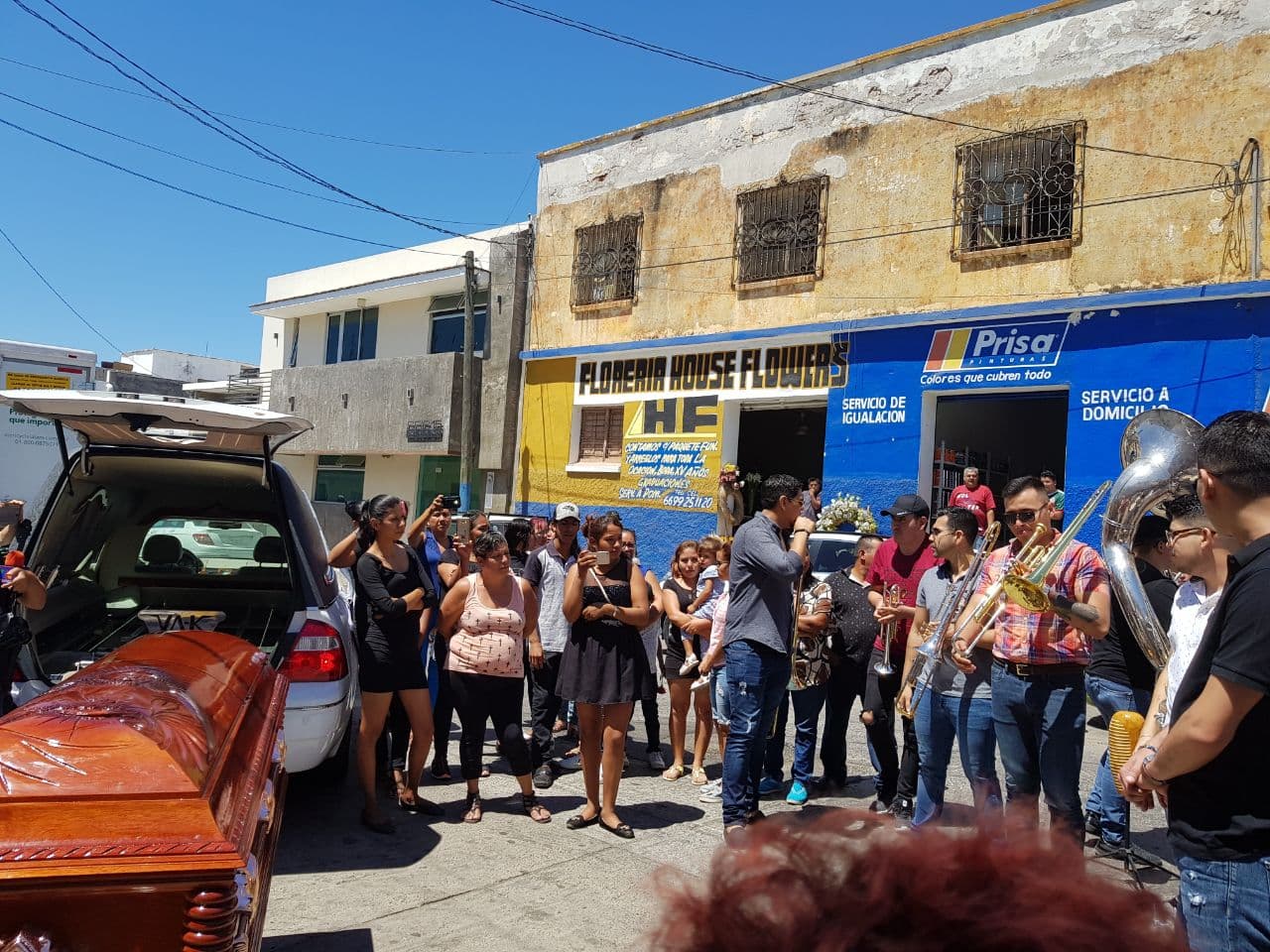 Antes de salir rumbo a la catedral de Mazatlán, a la funeraria llegaron los integrantes de la banda Los Recoditos, para volverle a cantar -ahora sí- a ritmo de la tambora sinaloense.