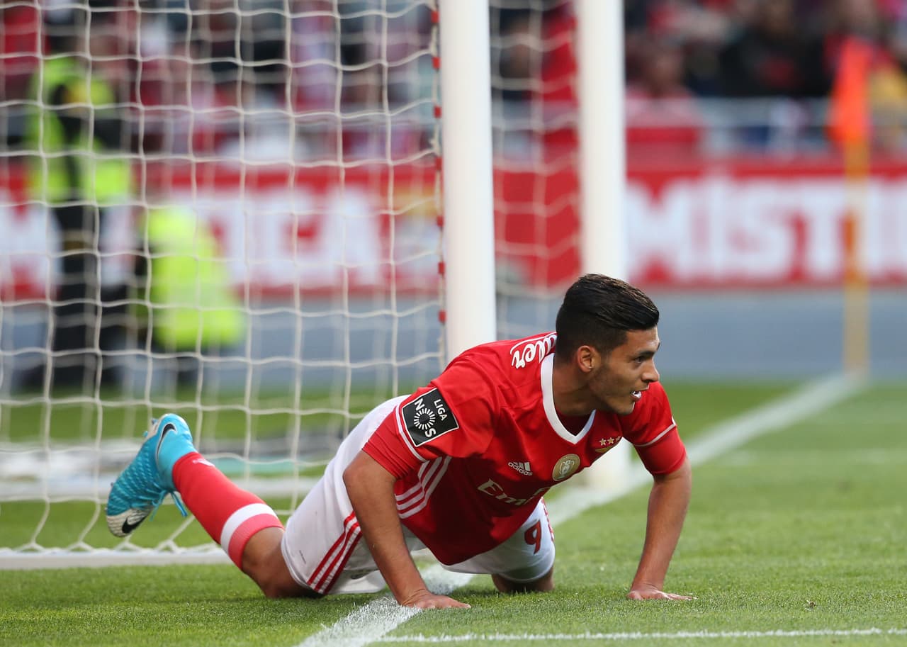 La temporada 2016/2017 no fue fácil para el atacante Raúl Jiménez con Benfica, en donde no tuvo la continuidad que hubiera querido.